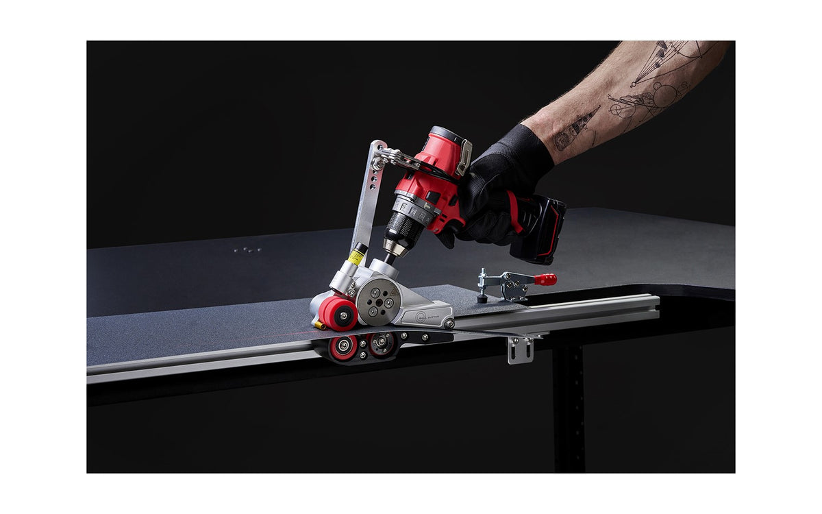 BUSCHMANN TOOLS Roll Cutter mit Führungsschiene beim geraden Schneiden von Metallblech
