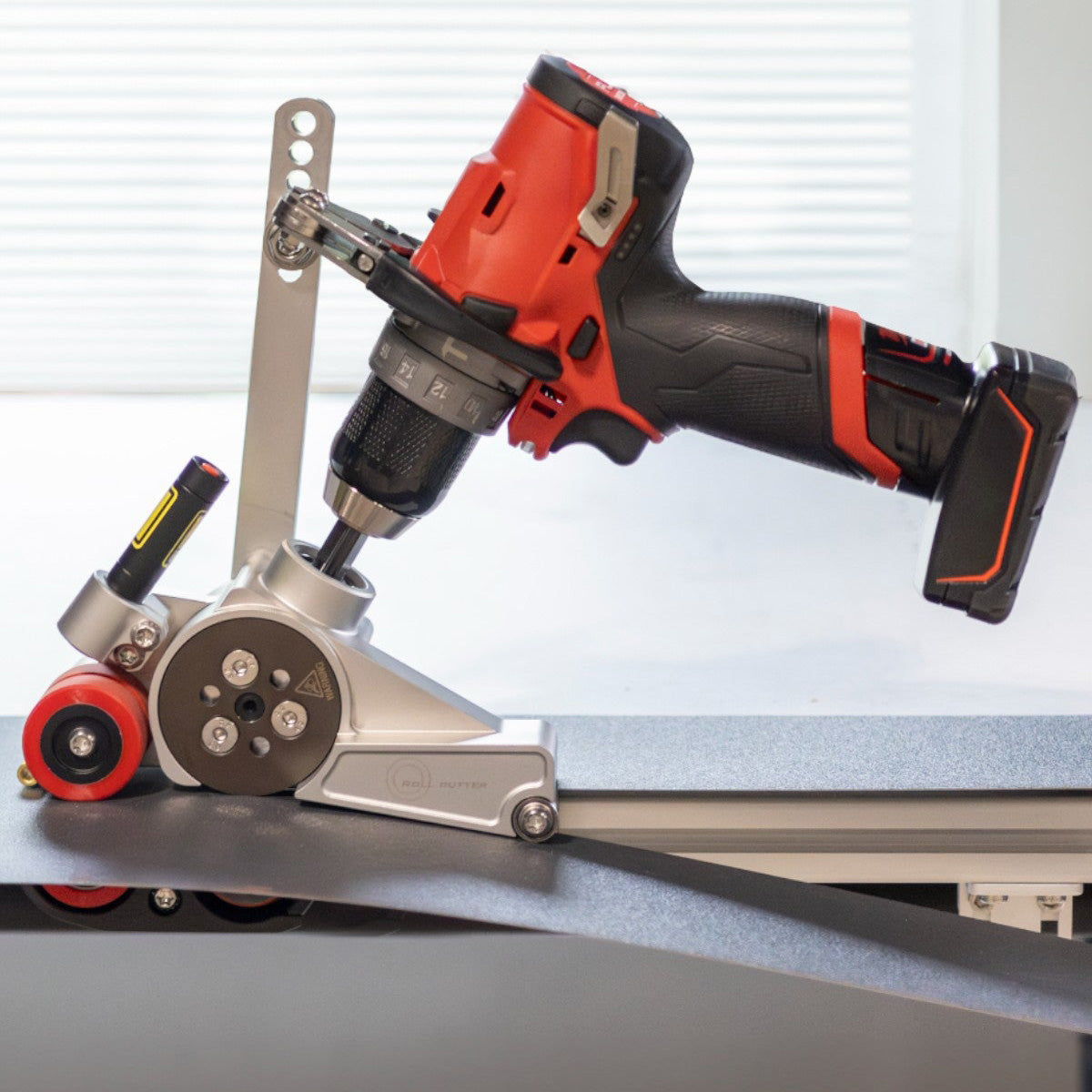 Roll Cutter | Rollschneider mit Laser - Schneidaufsatz für Akku Bohrmaschine