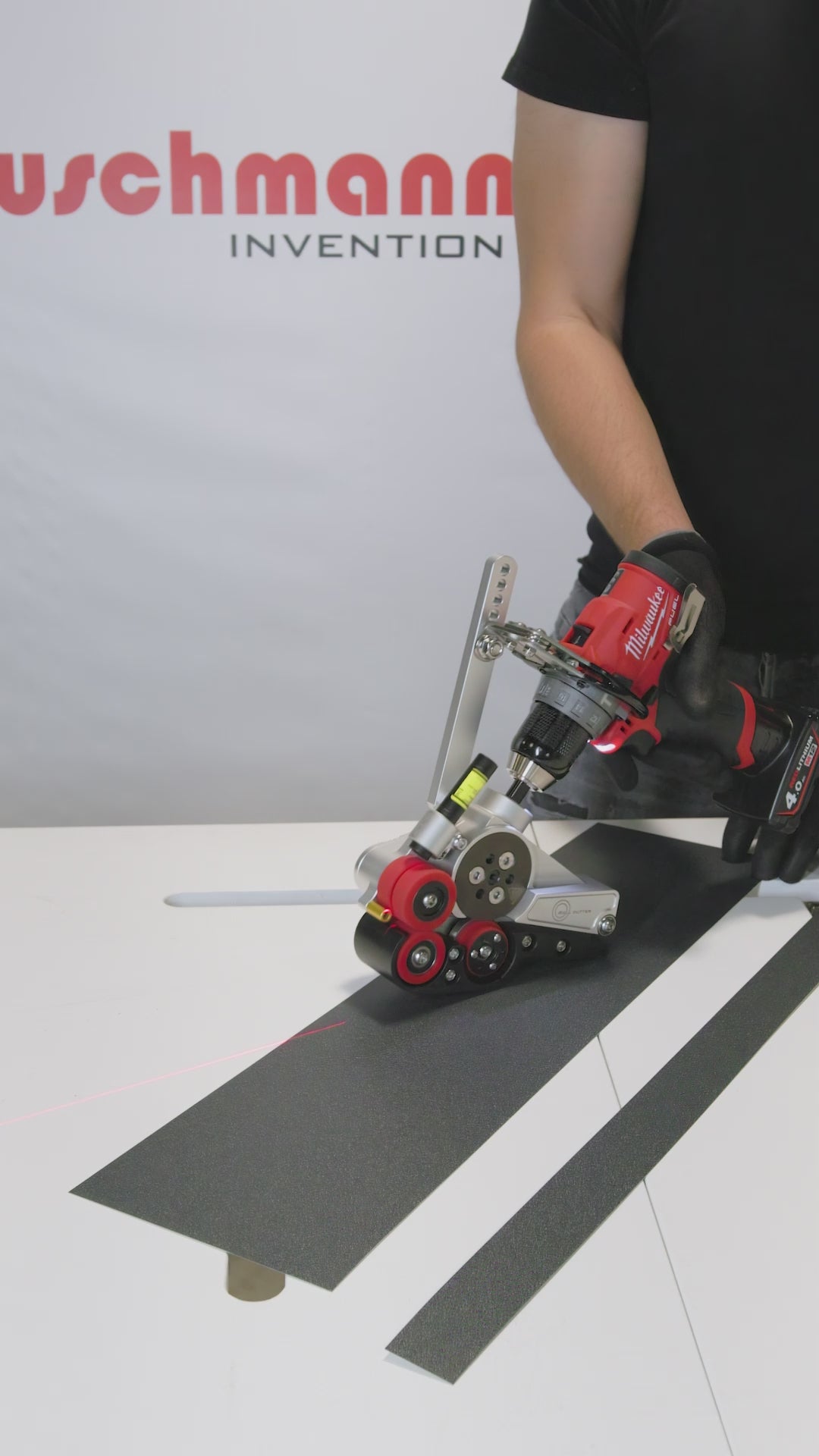 Video laden: Roll Cutter | Rollschneider mit Laser - Schneidaufsatz für Akku Bohrmaschine